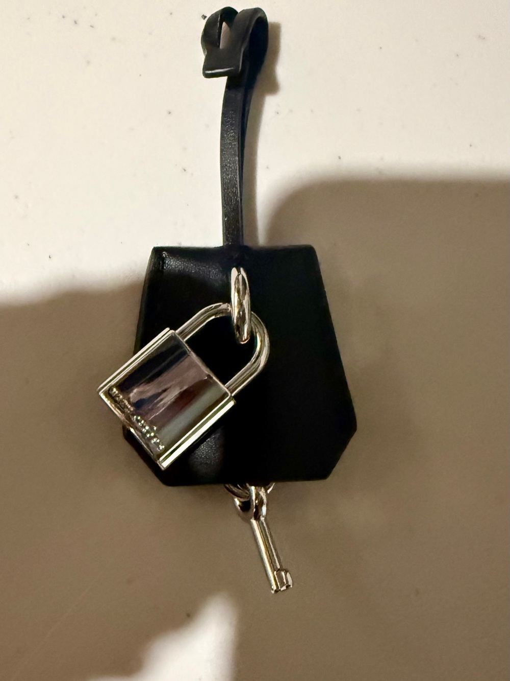 Marc jacobs black leather & silver key & lock